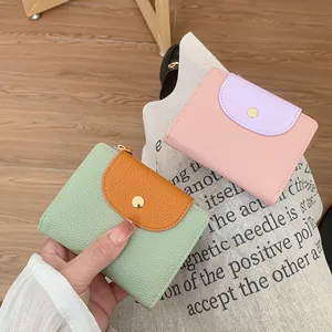 Kurze minimalistische Leder-Brieftasche mit Kontrastfarben und goldenem runden Knopfverschluss