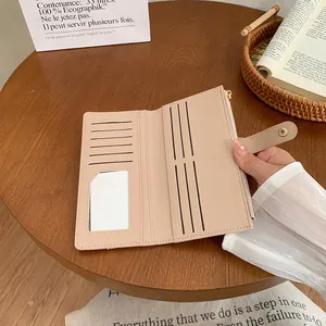 Portefeuille long mince pour femme avec fentes pour cartes et zip doré en cuir beige