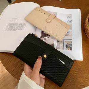Portefeuille long pour femme fin et minimaliste avec texture verticale et fermoir doré
