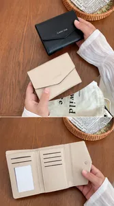 Détail du portefeuille à trois volets en cuir PU avec fentes pour cartes et logo doré
