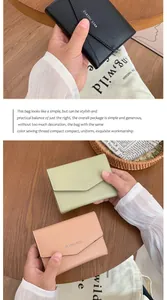 Détail du petit portefeuille en cuir plié montrant les coutures et la texture