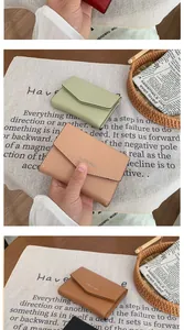 Portefeuilles enveloppe pliables en vert menthe, rose et marron avec texte embossé