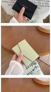Détail du portefeuille en cuir à trois volets avec bouton-pression et imprimé