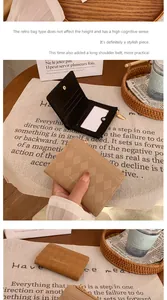 Dettaglio portafoglio in pelle con motivo a rombi, scomparti per carte e logo chic