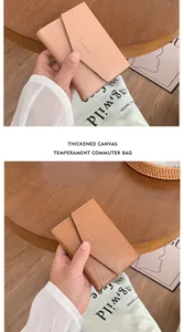 Détail de portefeuilles compacts pour femmes en rose et marron avec cuir grainé et logo