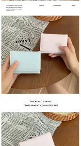 Dettaglio di piccoli portafogli pastello con orsetto a rilievo e design minimalista