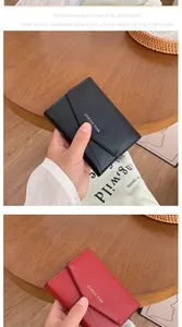 Détail de portefeuilles pliants compacts en noir et rouge avec fermeture à rabat enveloppe