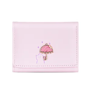 Detail van roze PU-leren portemonnee met kleine metalen paraplu en schattige beer-print