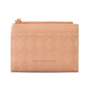 Dettaglio del portamonete beige con trama a rombi e cerniera dorata Forever Sunshine