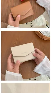Détail de portefeuilles pliables en cuir texturé au style enveloppe classique et élégant