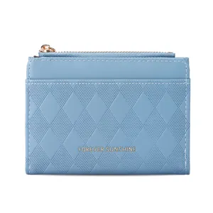 Dettaglio del portamonete azzurro in ecopelle con motivo a rombi e zip dorata