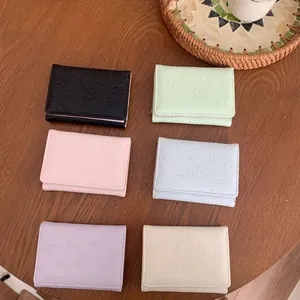 Mini portafogli da donna in ecopelle con orsetto goffrato disponibili in 6 colori pastello