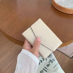 Portefeuille court beige à trois volets en cuir lisse avec logo Classic Star imprimé