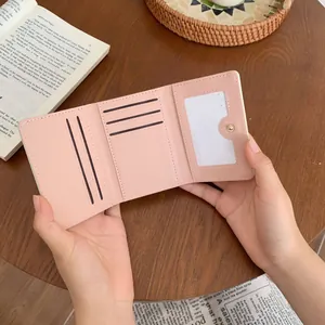 Portafoglio piccolo rosa in pelle per donna con scomparti per carte e finestra trasparente