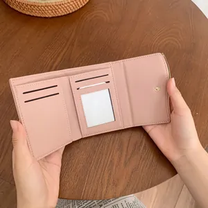 Portafoglio a tre ante in pelle rosa pallido con scomparti per carte e oro decori