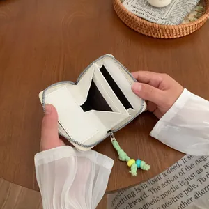 Portafoglio minimalista in pelle PU bianca con ciondolo di perline e vani per carte