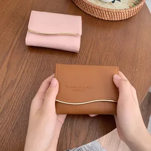Portafoglio corto da donna in pelle PU rosa con dettaglio decorativo in metallo dorato
