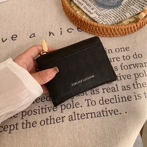 Portamonete alla moda in pelle nera con motivo a rombi e cerniera metallica dorata