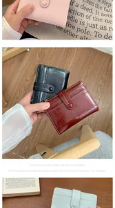Vista dettagliata del porta carte multifunzione e trama della pelle cerata retrò
