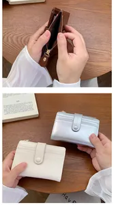 Dettaglio porta carte con zip e chiusura a scatto in vari colori ed ecopelle