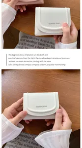 Vue détaillée d'un portefeuille blanc à trois volets avec l'inscription Classic Star
