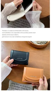 Détail de l'intérieur d'un portefeuille en cuir véritable avec fentes pour cartes et grain doux