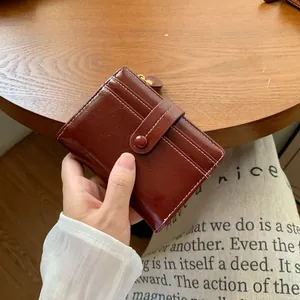 Portafoglio corto retrò rosso vino in pelle con cerniera e fessure per carte
