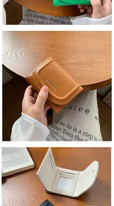Détails de l'intérieur du portefeuille en cuir pliable avec fentes pour cartes et fenêtre claire