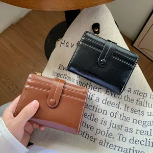 Portacarte da donna in pelle verniciata nera e marrone con cuciture bianche e zip superiore