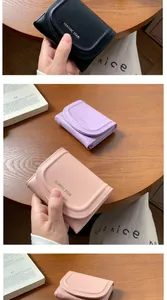 Gros plan détaillé de portefeuilles en similicuir compacts avec coutures élégantes et logo doré