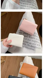 Vista dettagliata del portafoglio corto da donna in pelle martellata con design bicolore