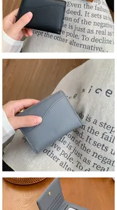 Dettaglio interno del portafoglio con slot per carte, tasca con zip e finestra per foto