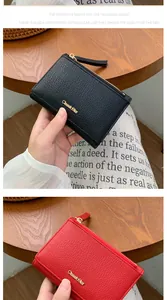 Detail der Münztasche aus Lychee-Leder mit goldenem Reißverschluss und feinen Nähten