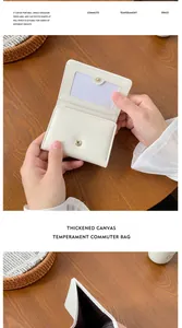 Interno del piccolo portafoglio a tre ante con scomparti per carte e finestra per ID