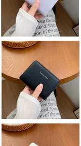 Detailansicht der tragbaren Lederbrieftaschen mit Metallreißverschluss und Classic Star Logo