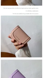 Gros plan sur le portefeuille compact en similicuir avec logo et bandoulière amovible