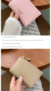 Nahaufnahme der rosa und beige Geldbörsen aus Leder mit Litschimuster und Goldreißverschluss