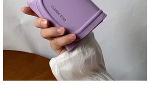 Gros plan du portefeuille en similicuir violet avec logo Classic Star et texture grainée