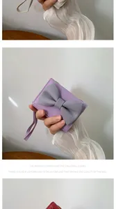 Dettaglio del portafoglio lavanda con fiocco grigio, cuciture curate e cinturino