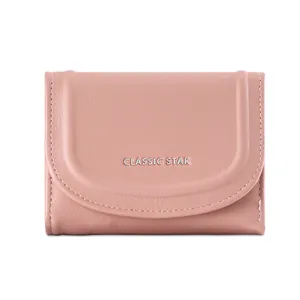 Détail du portefeuille en cuir rose avec coutures blanches et logo argenté élégant