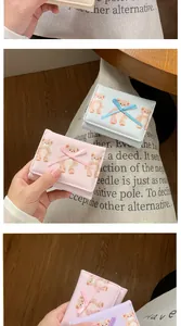 Dettaglio mini portafoglio in pelle PU con fiocco in nastro e motivo orsetto carino
