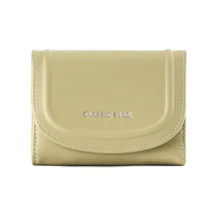 Détail du portefeuille en cuir vert olive montrant les coutures blanches et le logo
