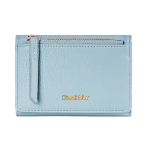 Detailaufnahme der hellblauen Lederbrieftasche mit goldenem ClassicStar Logo und Zipper