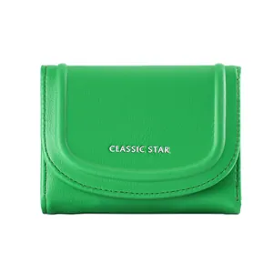 Détail du portefeuille en cuir vert avec logo Classic Star et coutures précises