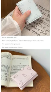 Dettaglio di portafogli in pelle PU rosa e blu con illustrazioni di conigli e testo mini animal