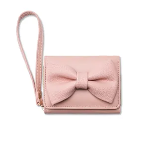Portafoglio corto da donna in pelle rosa con fiocco decorativo e cinturino da polso