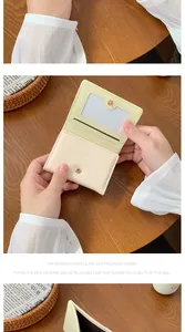 Dettagli del portafoglio giallo a tre ante con fessure per carte e cuciture precise