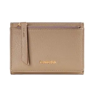 Detailansicht aus hellbraunem Leder mit Litschi-Maserung und goldenem Logo