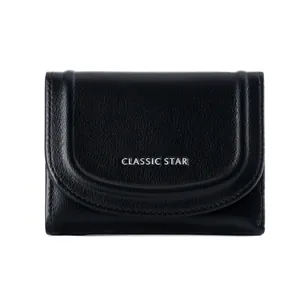 Vue détaillée du portefeuille en cuir noir avec lettrage Classic Star et coutures fines