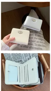 Dettaglio di portafogli vintage con fessure per carte e tasca interna con cerniera